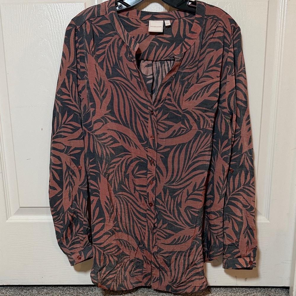 Leaf Print Tropical Button-Front Blouse in Rust and Black. Size Large